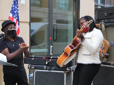  Willie Phoenix donates guitar to Dr. Dixon